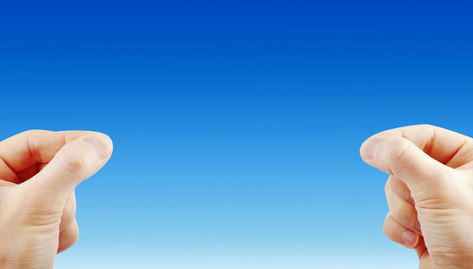 好塑造男性的手和手臂抱着的东西照片 正版商用图片1e7vhz 摄图新视界 好塑造男性的手和手臂抱着的东西照片 正版商用图片1e7vhz 摄图新视界