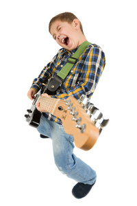 年轻吉他手弹吉他