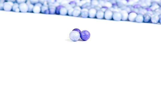 一个蓝色和紫罗兰色两个小小的珍珠