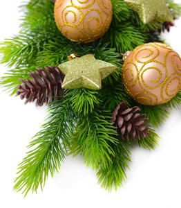 圣诞球和装饰上枞树，孤立的白色衬底上的星星