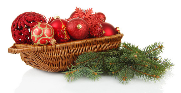 圣诞装饰品在篮子里上白色孤立的云杉分行