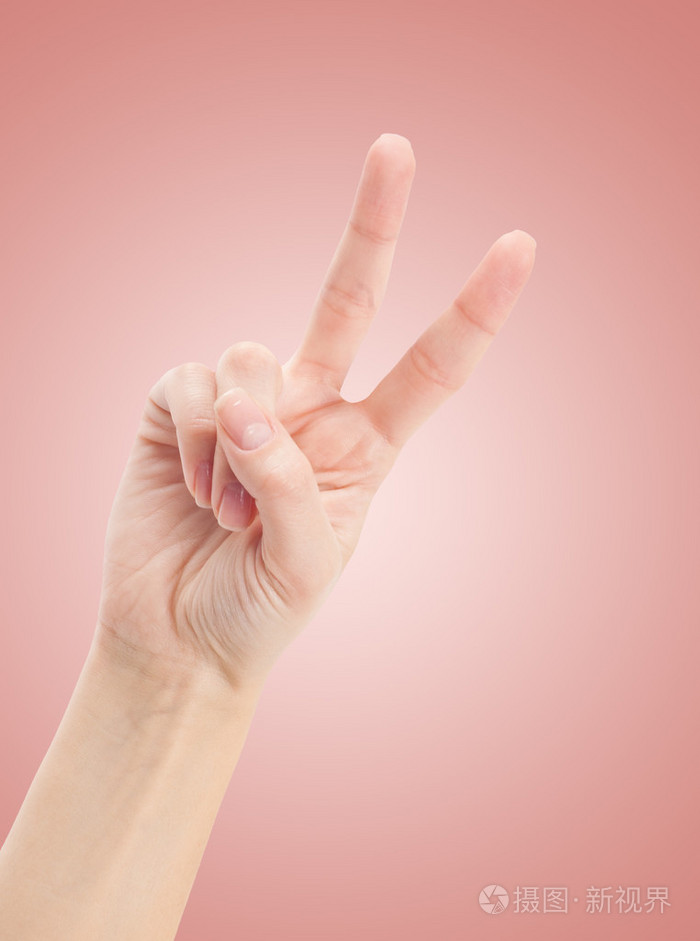 手用两个手指向上在和平或胜利符号