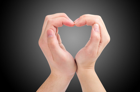 两只手形成一个心的形状