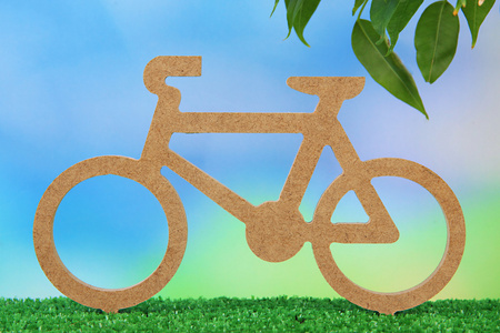 在明亮的背景上的草地上装饰自行车