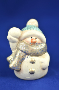 圣诞节装饰物，雪人站在蓝色背景上的图