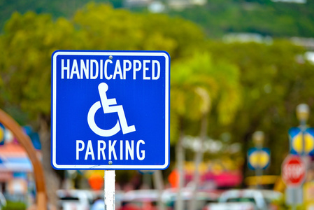 戴残疾人专用的停车标志