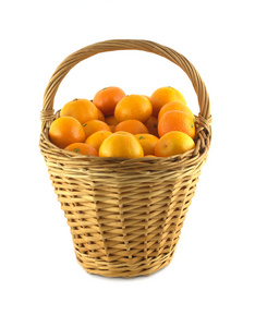 在孤立的棕色的柳条篮子里的橘子