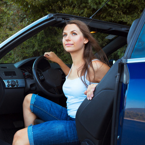 幸福的白种女人在敞蓬车