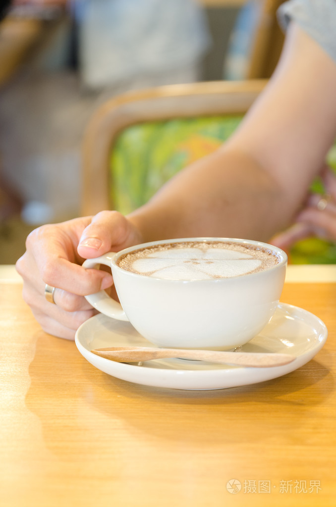 cup咖啡和女人的手