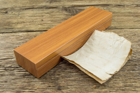 老式木制棺材木背景上的特写
