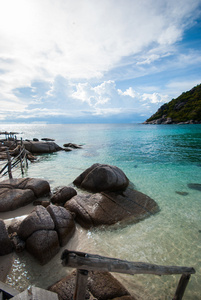 透明蔚蓝的大海 山脉和天空