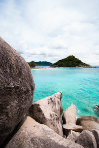 透明蔚蓝的大海 山脉和天空