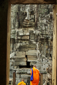 佛教僧侣在吴哥窟柬埔寨，在石制动物雕