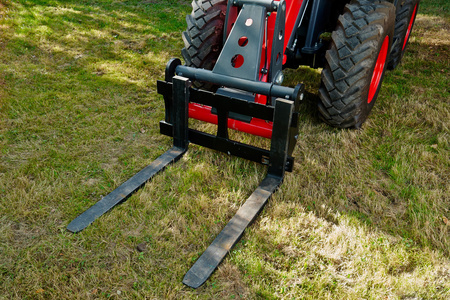 拖拉机升降机图片