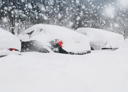 在雪下的停车场上的汽车