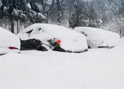 在雪下的停车场上的汽车