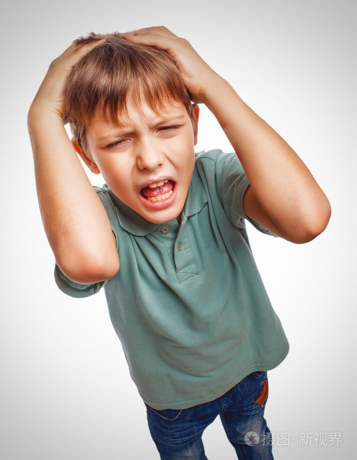 小男孩沮丧愤怒喊产生孤立邪恶的脸上的肖像