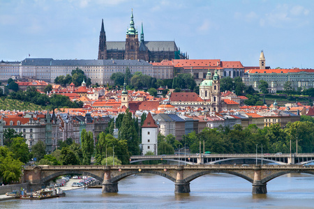 观的布拉格城堡在伏尔塔瓦河河面上的桥
