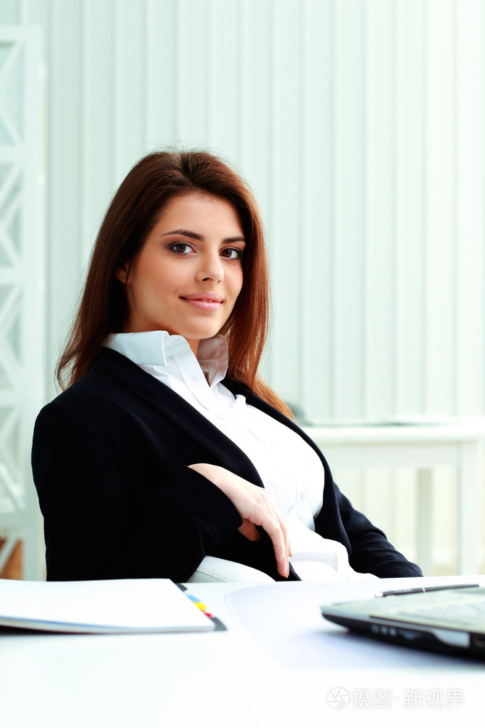 坐在桌前在办公室的女商人