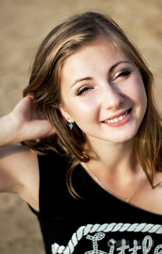 美丽的黄色阳光明媚的海滩幸福微笑的女人的脸