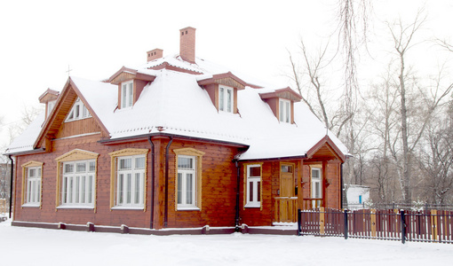 冬天的木房子