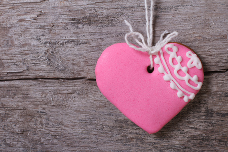 粉红色的心，用木板背景图案
