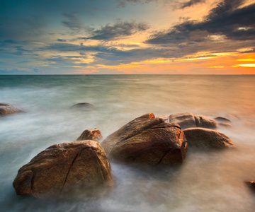 大海的岩石落日
