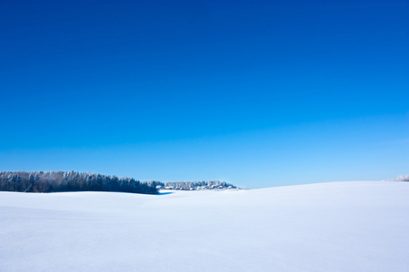 蓝蓝的天空和雪图片