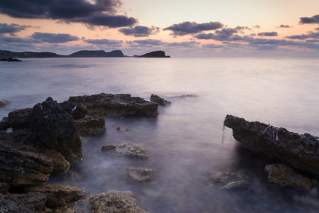 对 s meditarranean 海景观海岸线岩石日出