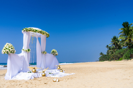 在地处热带的海滩婚礼设置