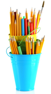 彩色铅笔和其他艺术用品在桶上白色孤立