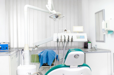 牙医办公室内部与工具和牙科设备，牙医