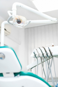 牙齿的工具和专业的椅子，在牙医诊所或办公室的特写视图