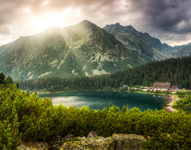 山风景用池塘和山上的小木屋图片