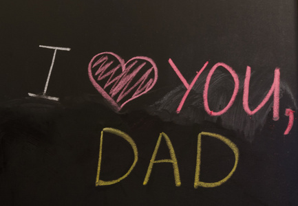 标志我爱你，爸爸在黑板上