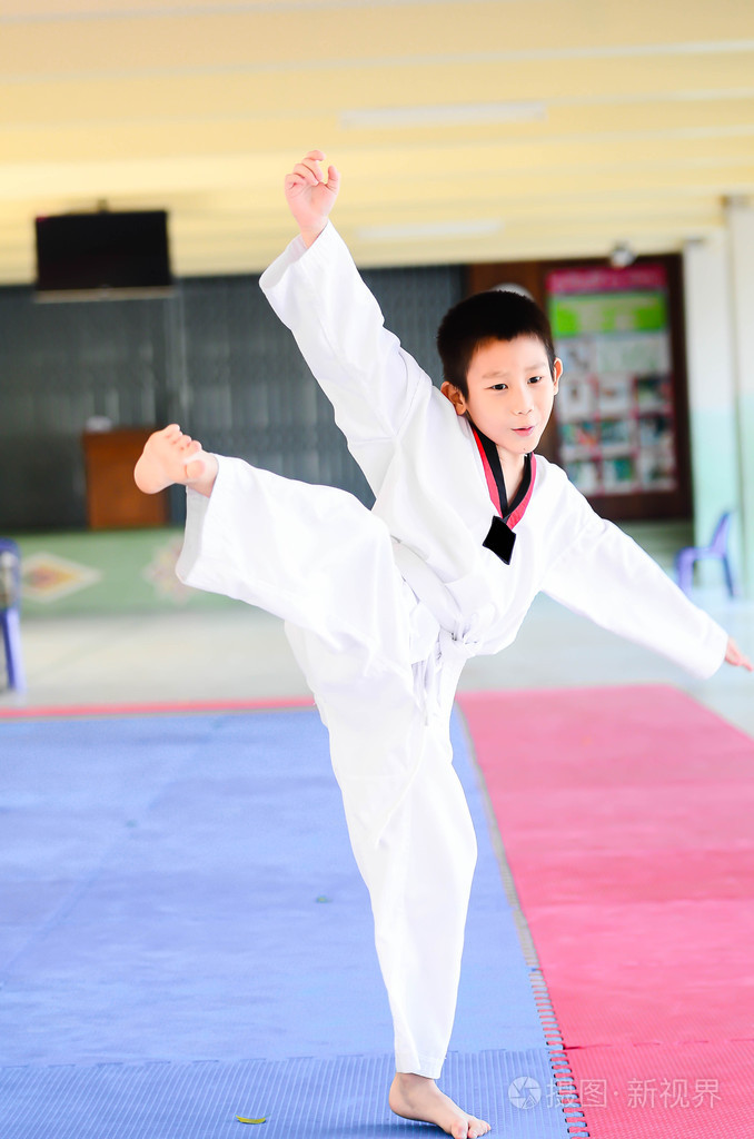 年轻的男孩训练跆拳道行动照片-正版商用图片1e8pyh-摄图新视界