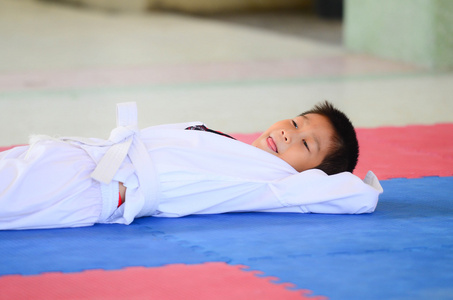 takwondo 男孩躺在地板上