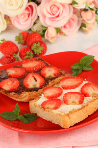 美味烤面包 草莓上板特写