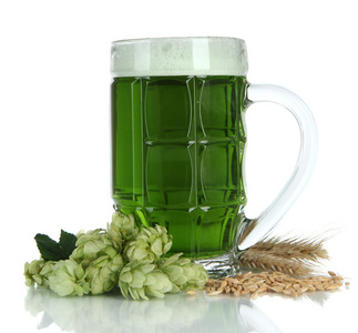 绿色啤酒和啤酒花，孤立在白色玻璃