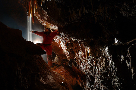 钟乳石滴水洞穴探险,探索地下的地洞照片
