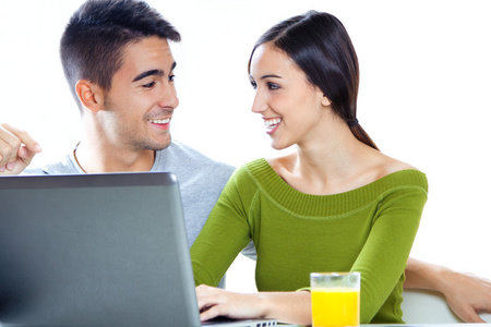 幸福的年轻夫妇在家里浏览互联网