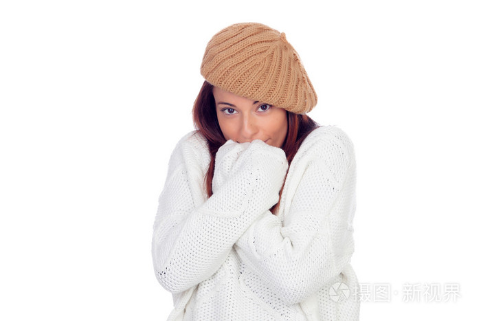 美丽的女人戴着羊毛帽与感觉冷
