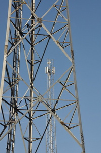 钢的电信塔与天线