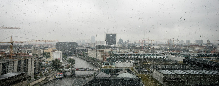 柏林在一个下雨天的全景视图