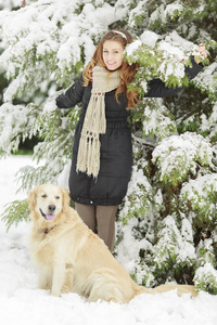 狗在冬天的年轻女人