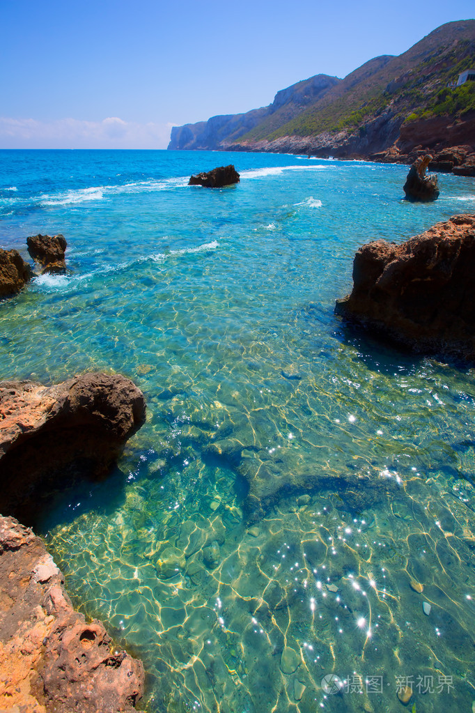 丹尼亚阿利坎特斯才气岩石海滩在西班牙
