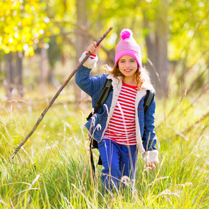 在秋天杨树森林背包徒步旅行的孩子女孩