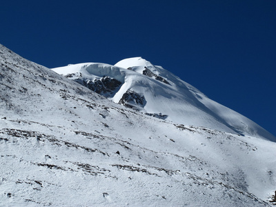 山峰旁边 thorung 拉山口