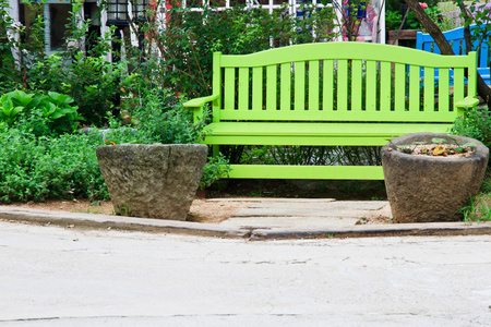 在公共花园里的绿色椅子