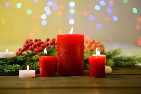 蜡烛和圣诞装饰在明亮的背景上